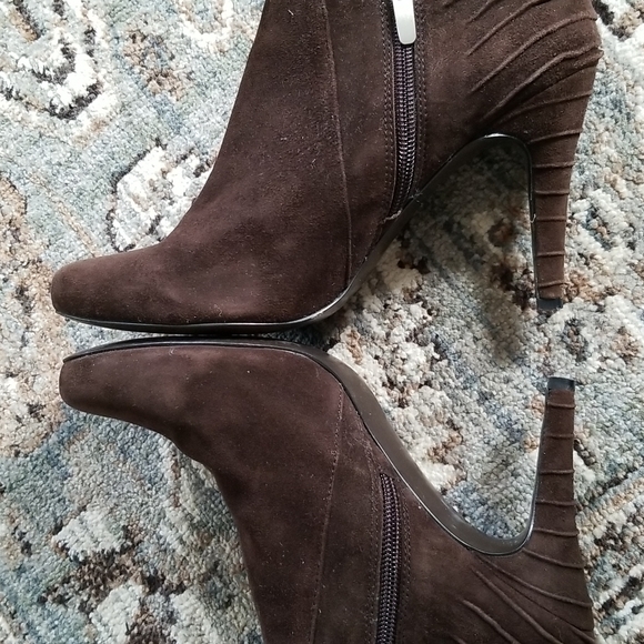 Enzo Angiolino Suede Booties, Heels - Picture 6 of 9